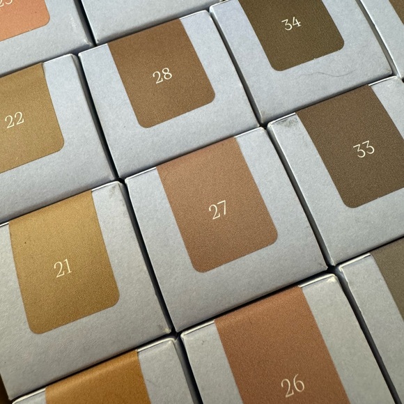 Choose your color Saie Glowy Super Skin Lightweight Luminous foundation - Picture 2 of 2